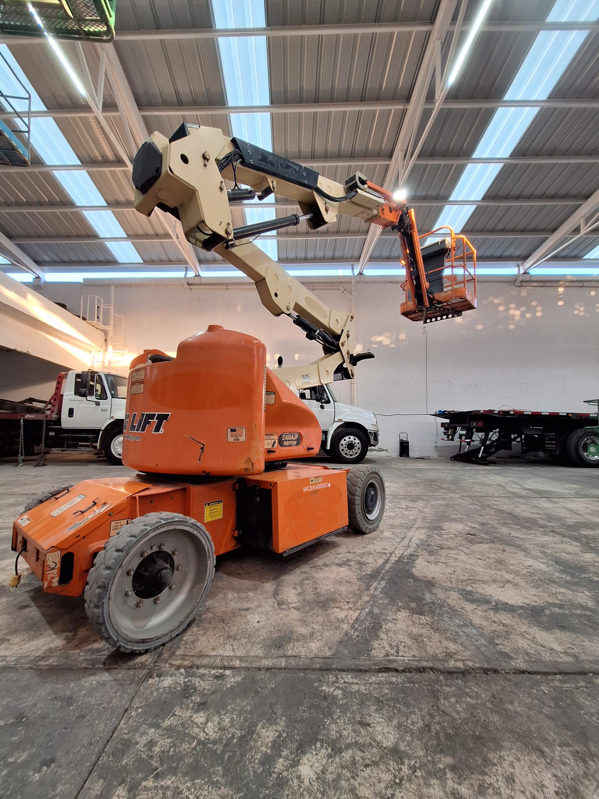 Elevación JLG E400AJP narrow #INT. 355