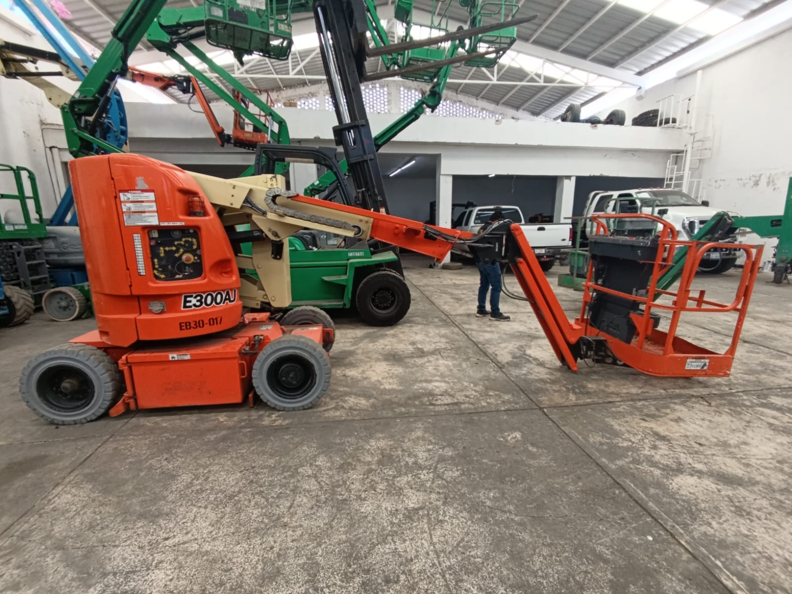 Elevación JLG E300AJP #427 - Imagen 9